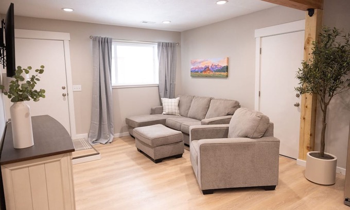 Frontier Copropriété | Discover Adventure in Kemmerer, WY! Remodeled VRBO with Attached Garage!
