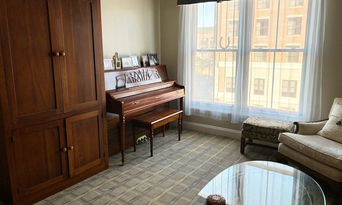 Saratoga Springs Copropriété | Walk to town and track, available for Belmont