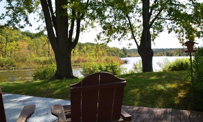 Unadilla Township Maison | Quiet lakefront property, up north feel, on/off water activities, pet friendly