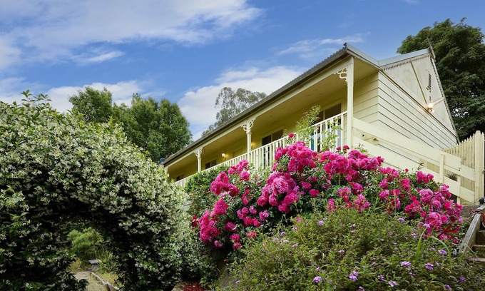 Upper Ferntree Gully Maison | Spacious 3BR Family Haven in Upper Ferntree Gully