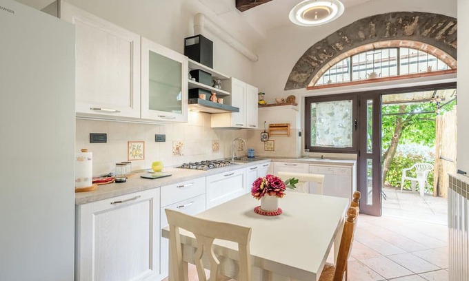 Borgo a Mozzano Maison | Holiday Home 'Casa Delle Rose' with Mountain View, Private Terrace and Wi-Fi