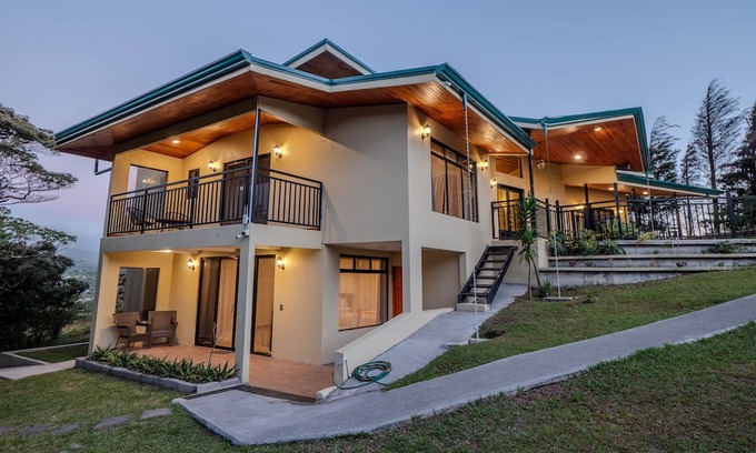Sierra Maison | Modern and Spacious near Monteverde Reserves, Zip Lines, Waterfalls & Wildlife!