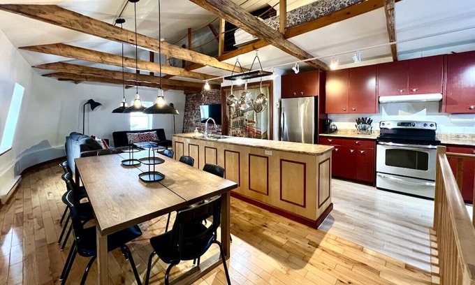 Saint-Jean-Baptiste Appartement | Nice condo with mezzanine floor and terrace.