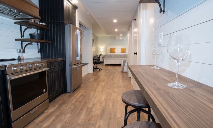 Tappen Appartement | Cozy lower level suite with King bed, just outside of Salmon Arm!
