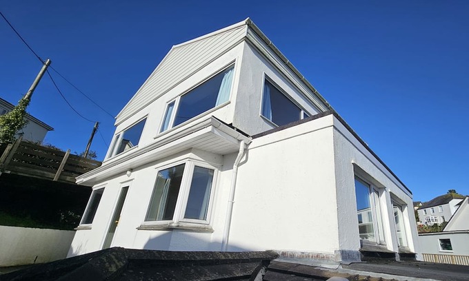 St. Mawes Maison | Whitestones - sleeps 8 guests in 4 bedrooms