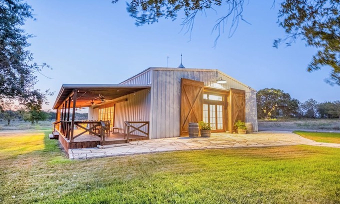 Lampasas Autre | Charming farmhouse with 4 bedrooms and breathtaking views on a quiet ranch.
