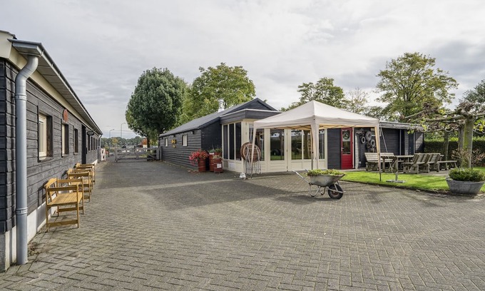 Wanroij Autre | Cozy Farm Stay With Lots of Space for Relaxing