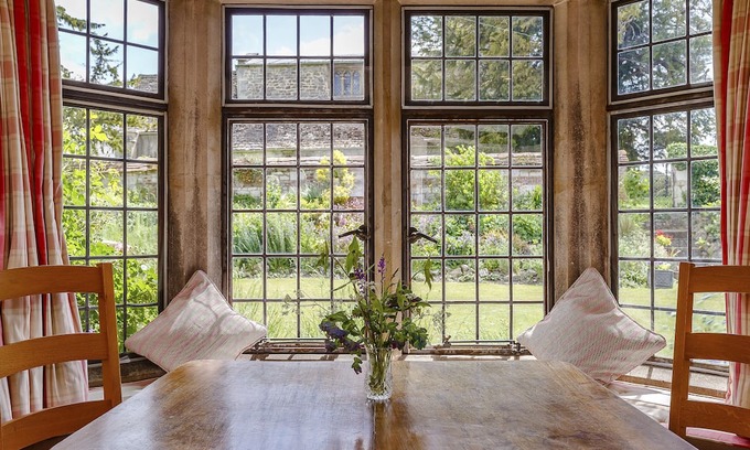 Swindon Maison | Pet friendly, comfortable Grade 2 listed manor complete with Aga, fires etc.