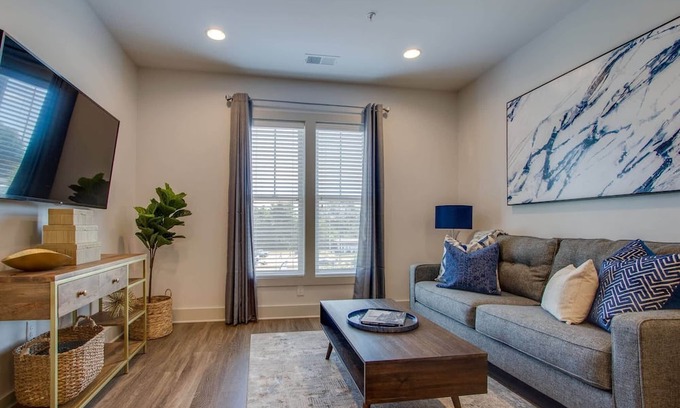 Nashville Appartement | New* East Nash - King Bed, Short Drive to Dwntwn!