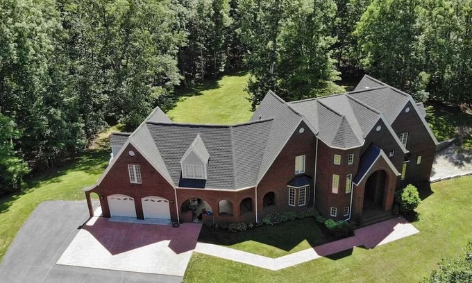 Blacksburg Maison | This house is a 4 bedroom(s), 4.5 bathrooms, located in Blacksburg, VA.