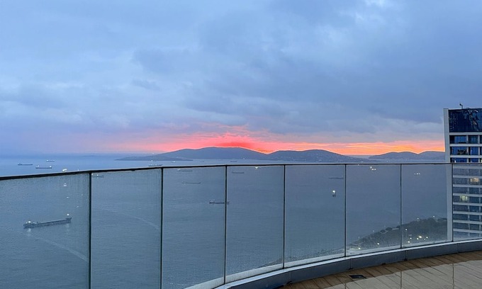 Kartal Copropriété | Spacious condo with skyline view