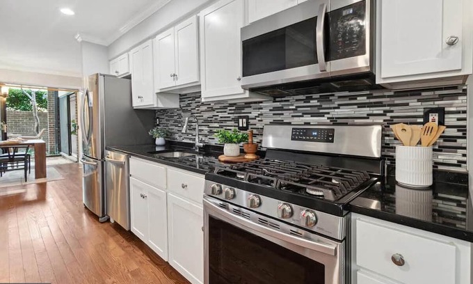 Forest Glen Appartement | Tranquil, elegant living in the heart of Silver Spring!