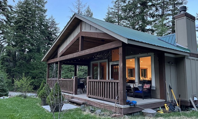 Squamish-Lillooet Regional District Cabine | Cozy mountain cabin retreat steps to trails and beautiful Gun Lake.