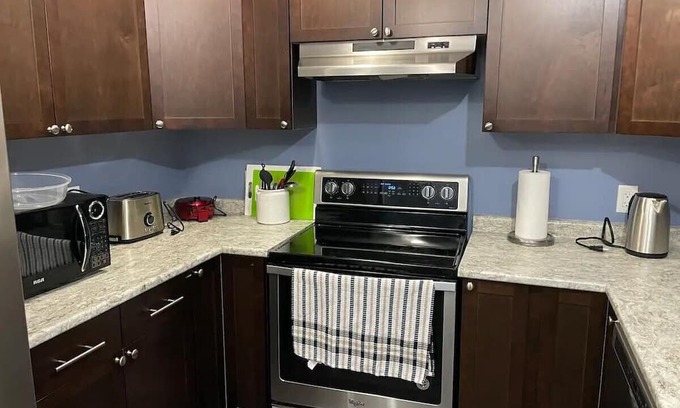 Regina Maison | 4 Bedroom Spacious House In Regina! Close to downtown & Mosaic Stadium.