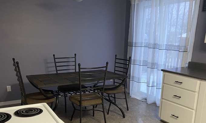 Longlac Maison | Cozy spacious 5 bed 2 bath home