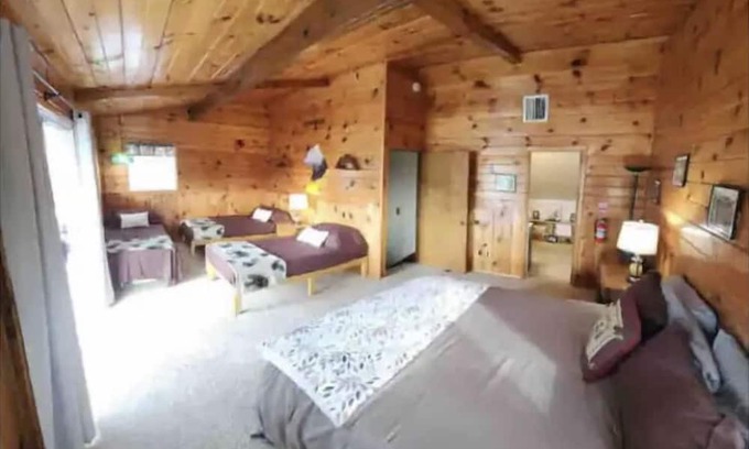 Bass Lake Cabine | Franklins amazing lake view cabin with boat slip & private Marina