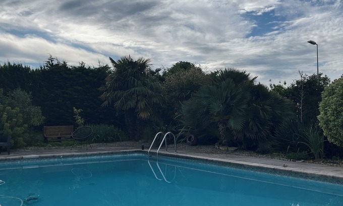 Trizay Lit Et Petit-Déjeuner | Chambre Indépendante et Privative Avec Terrasse et Piscine à 20 min des Plages
