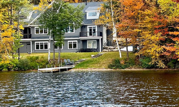 New London Maison | Stunning 2022 built lake house w/ gym, 6 kayaks, screened porch, 2 tv areas