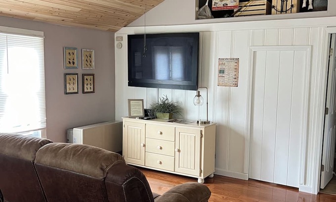 Lochmere Cabine | 1 BR Cabin with Dock and Shared Beach