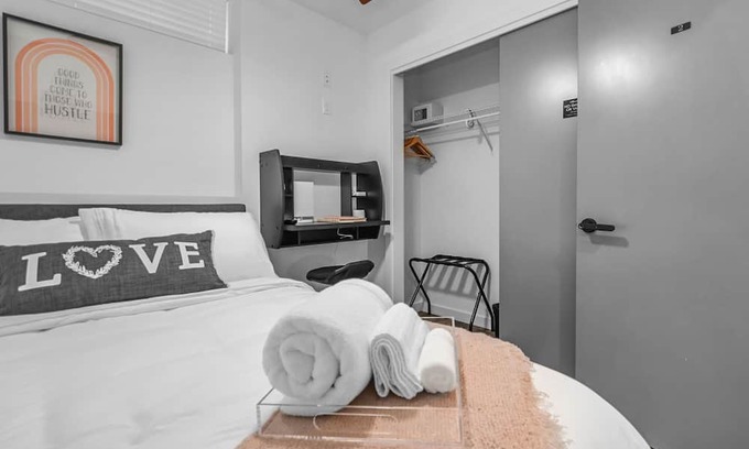 Minor Maison | cozy- work friendly home in heart of Seattle