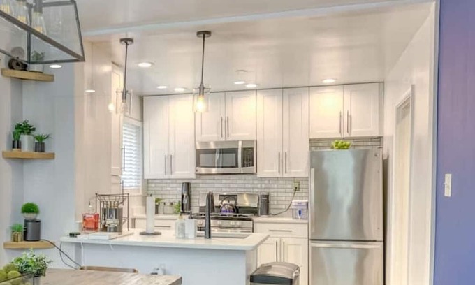 Capitol View Maison | Pewter Palace - Modern Bungalow with Free Parking