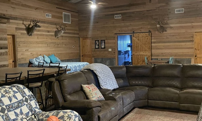 Cason Autre | 3500 sq ft barndominium, sleeps 9 guests. 3 bedrooms and 3 bath with gym.