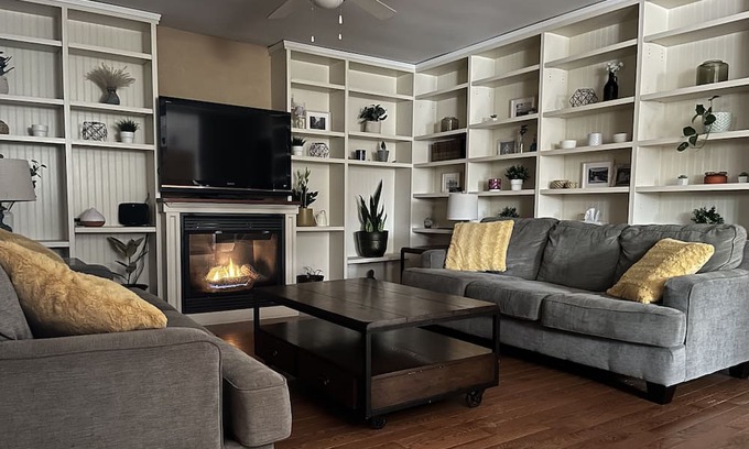 Elora Maison | Heart of downtown w/ private backyard. Walk to Elora Mill!