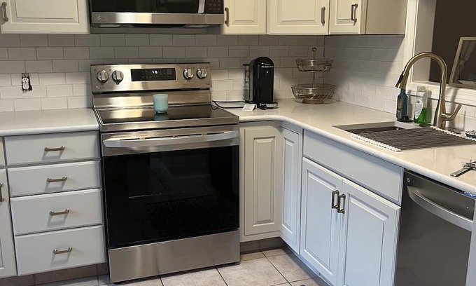 West Warwick Copropriété | 1 BR/1.5 Bath - 20 min from Beach!
