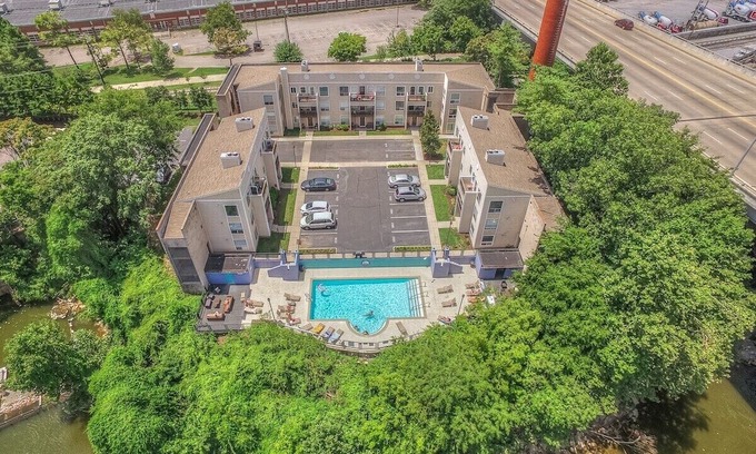 North Capitol Appartement | Walk to Broadway Riverfront Condo with Pool