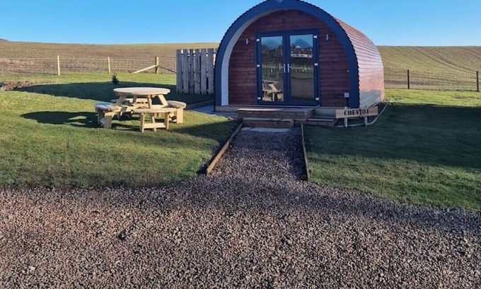 Eyemouth Cabine | Cheviot -luxury pods with Private hot tubs - BBQ -750m to Beach- family friendly