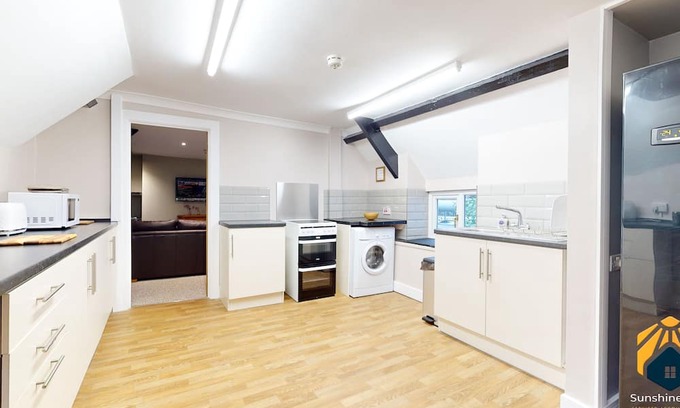 Pontypool Appartement | 4 Bedroom Apartment with Cosy Pub