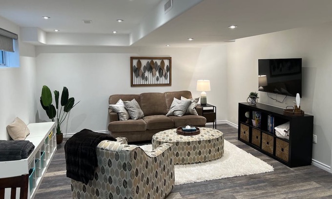 Alliston Maison | The Oake Room - Modern Convenience
