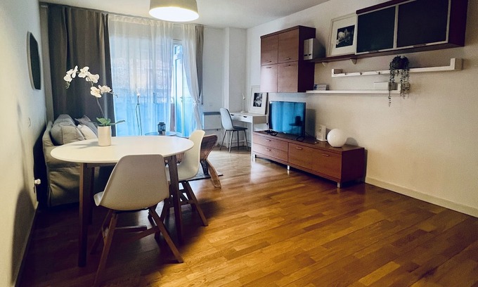 Sant Andreu de Palomar Appartement | Modern studio near metro 5 minutes from La Maquinista Great lighting and balcony