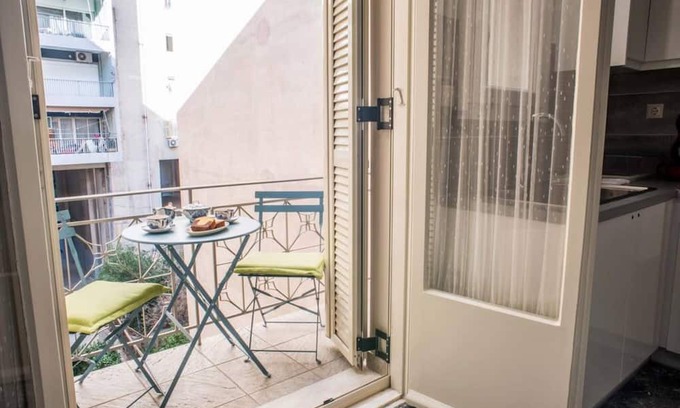 Nea Chalkidona Appartement | Sunny flat w/h balcony and homey feel near metro