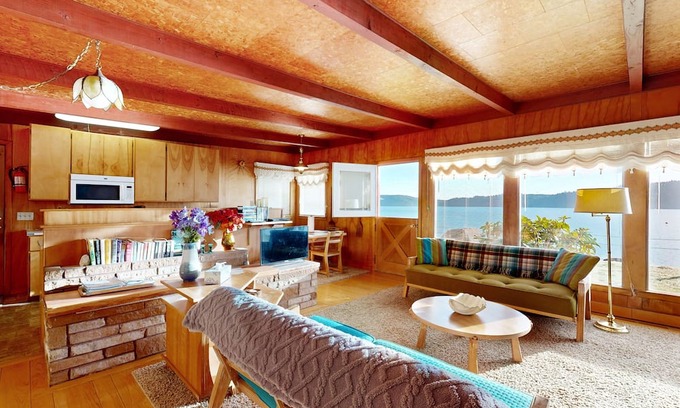 Matlock Maison | Charming waterfront cottage with panoramic Hood Canal views