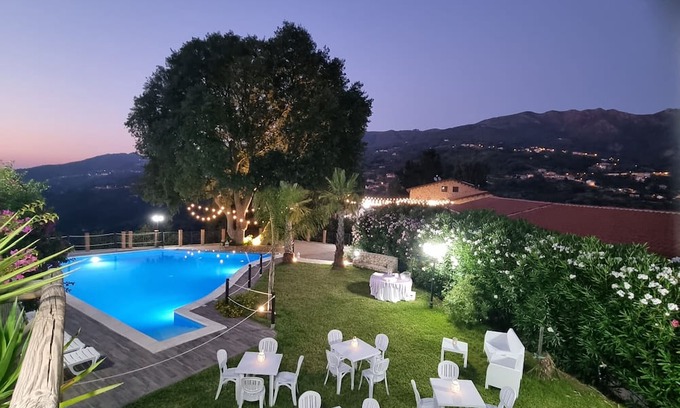Sant'Angelo di Brolo Maison | Holiday Home 'Arcaloro Resort Rooms Infinito' with Sea View, Wi-Fi and Air Conditioning
