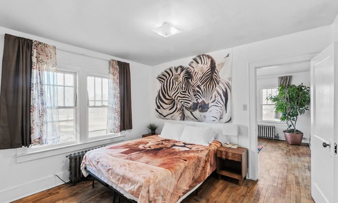 Flint Appartement | Snuggle-in-the-Jungle: Pet friendly + Smart TV + close to everything in Flint!