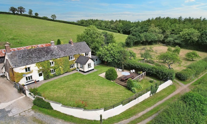 Petrockstowe Maison | HALLWOOD, pet friendly, with open fire in Hatherleigh