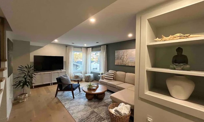 Thunder Bay Maison | Modern Manor