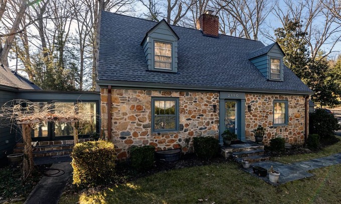 Lewis Mountain Maison | Welcome to your dream home in the heart of UVA, Charlottesville!