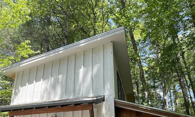 Hendersonville Maison | Discover the Beacon Loft, nestled in the mountains of Hendersonville, NC.