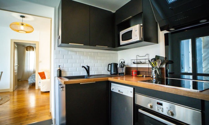 Chateauroux Maison | Functional townhouse parking terrace and Emma Queen bed close to trains + centre