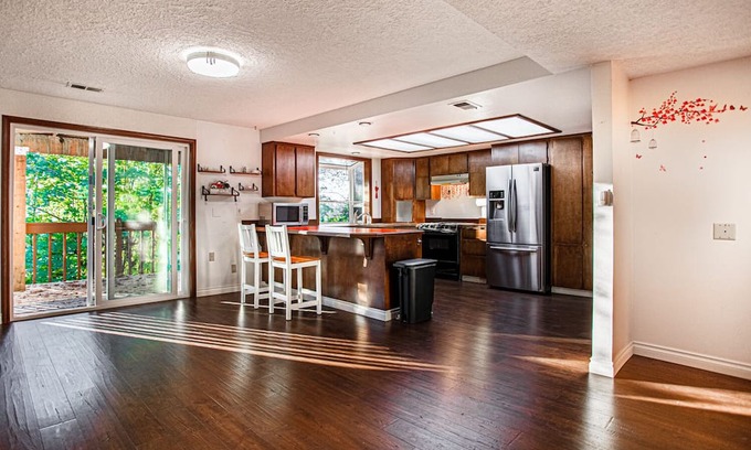West Linn Maison | 2,300 sqft Spacious 2-bedroom house Kids Friendly in West Linn