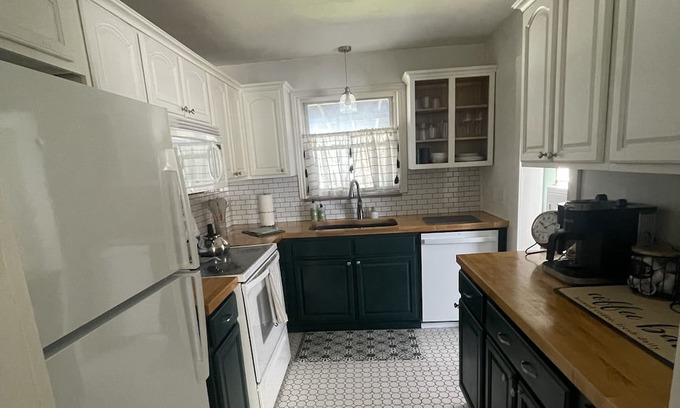 Huntington Maison | ~Cozy 3-Bedroom Bungalow~Near Ritter Park, Downtown, and Marshall University