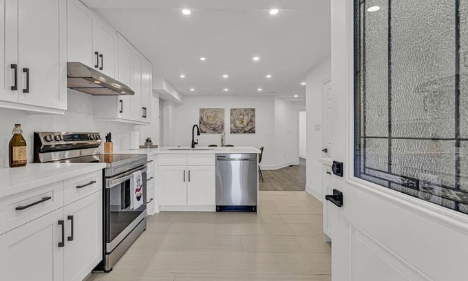 Hamilton Maison | Luxury Comfort 3 BR Near Hospitals/Tims Field/GO