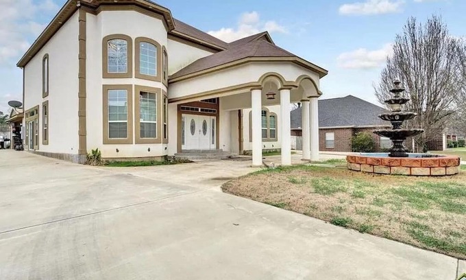 Whitehouse Maison | Mini Mansion 5-bedroom house in lovely Whitehouse with WiFi, Sauna, etc.