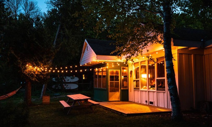 South Bruce Peninsula Cabine | Cozy 3-bedroom Nostalgic Waterfront Cabin on Lake Huron