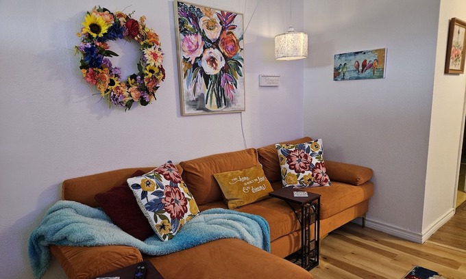 Sayles Blvd. Area Maison | Cute and cozy 2 bedroom cottage - centrally located and charming!