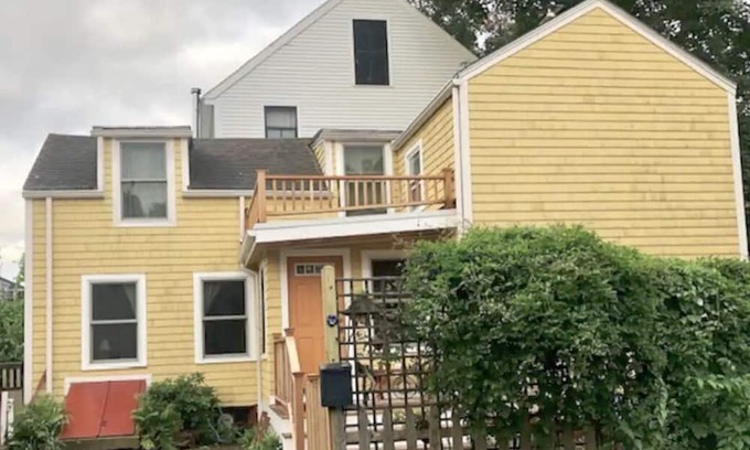 Portland Maison | Lovely, artsy bungalow in West End with small yard and parking. Pet welcome!
