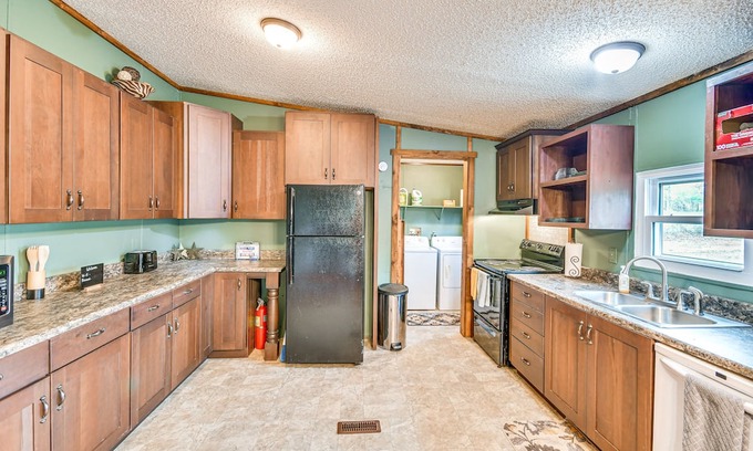 Union Springs Maison | Rustic Union Springs Home w/ Gas Grill + Deck!